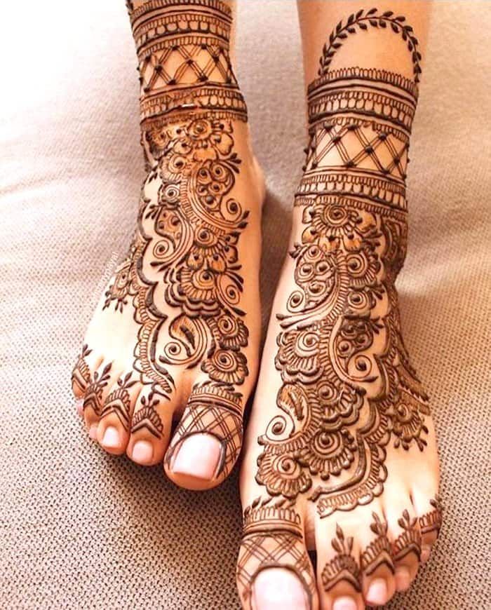 Trending-Bridal-Mehndi-Designs-for-Legs-simple-mehendi-designs