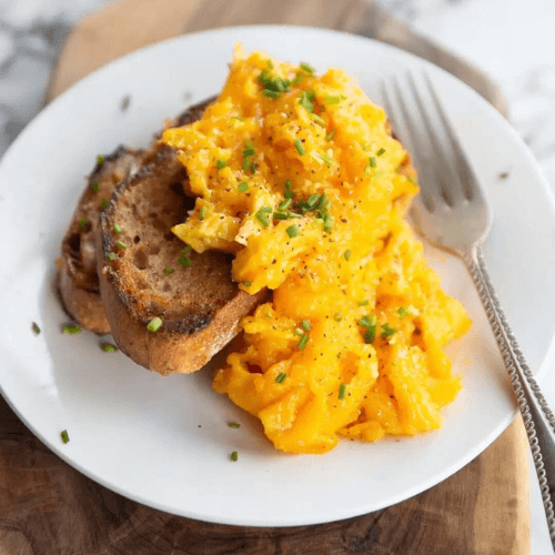 Scrambled-egg-with-toast